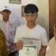 Mewakili Wali Kota Serang Budi Rustandi Kadis Kominfo Kota Serang Tri Ningsih menyerahkan ijazah kepada Viki Hermawan setelah membantu melunasi tunggakan biaya pendidikan menggunakan dana pribadi.