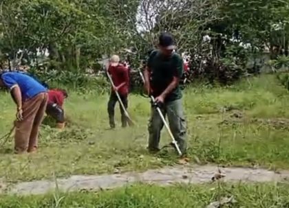 Warga RW 18 Penancangan dan juru parkir Stadion Maulana Yusuf bergotong royong membersihkan kawasan stadion di Kota Serang.