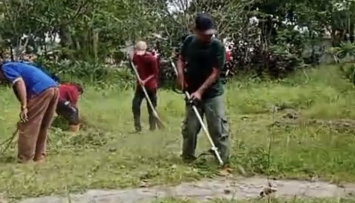 Warga RW 18 Penancangan dan juru parkir Stadion Maulana Yusuf bergotong royong membersihkan kawasan stadion di Kota Serang.