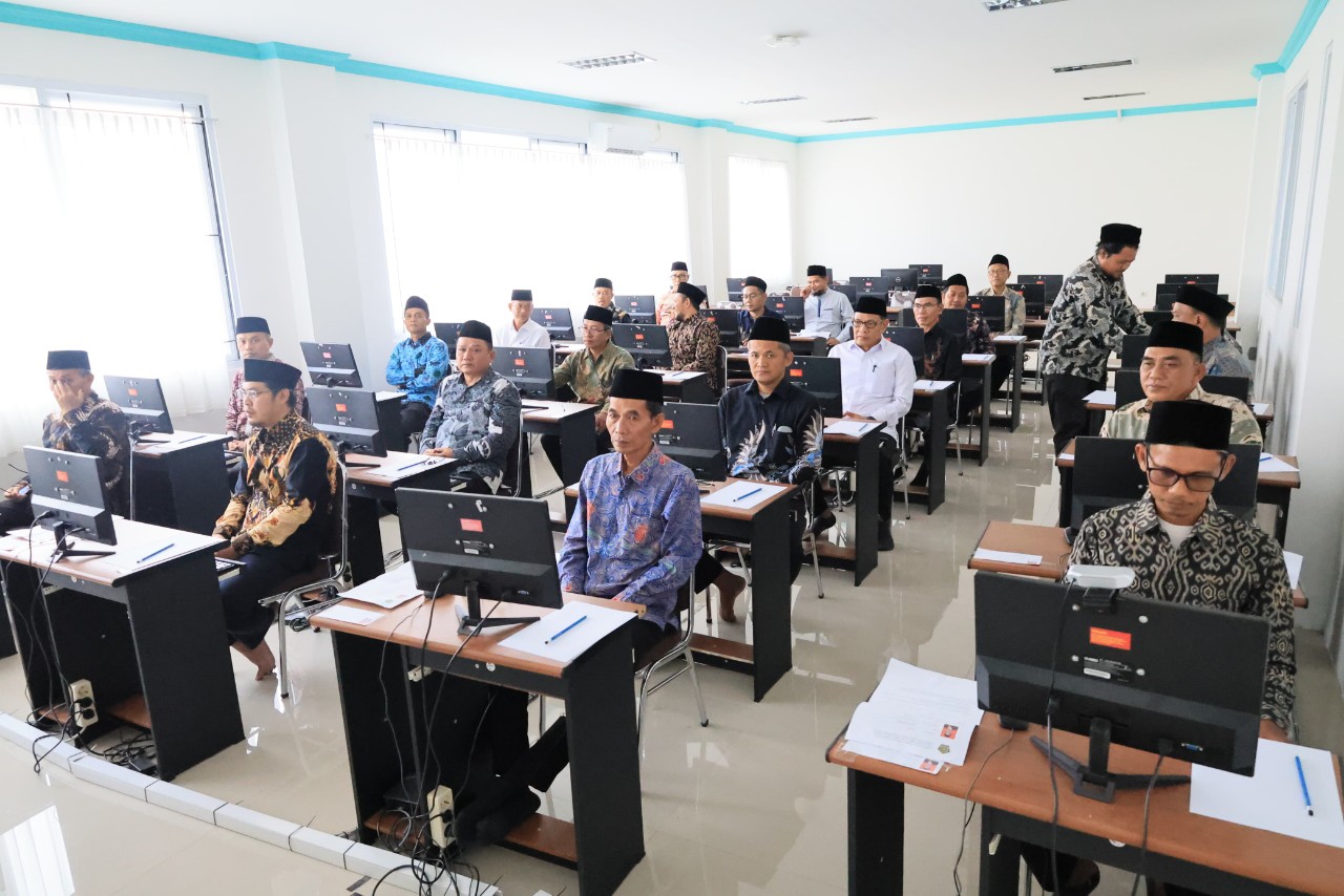 Suasana 23 peserta saat mengikuti ujian CAT dan penulisan makalah dalam seleksi calon pimpinan Baznas Kota Serang periode 2026-2031.