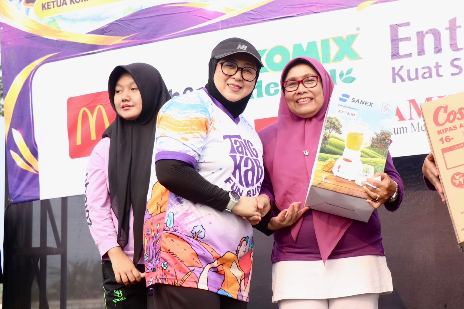 Wabup Tangerang Intan Nurul Hikmah saat mengkampanyekan pencegahan tulang keropos melalui olahraga senam di Indomilk Arena.