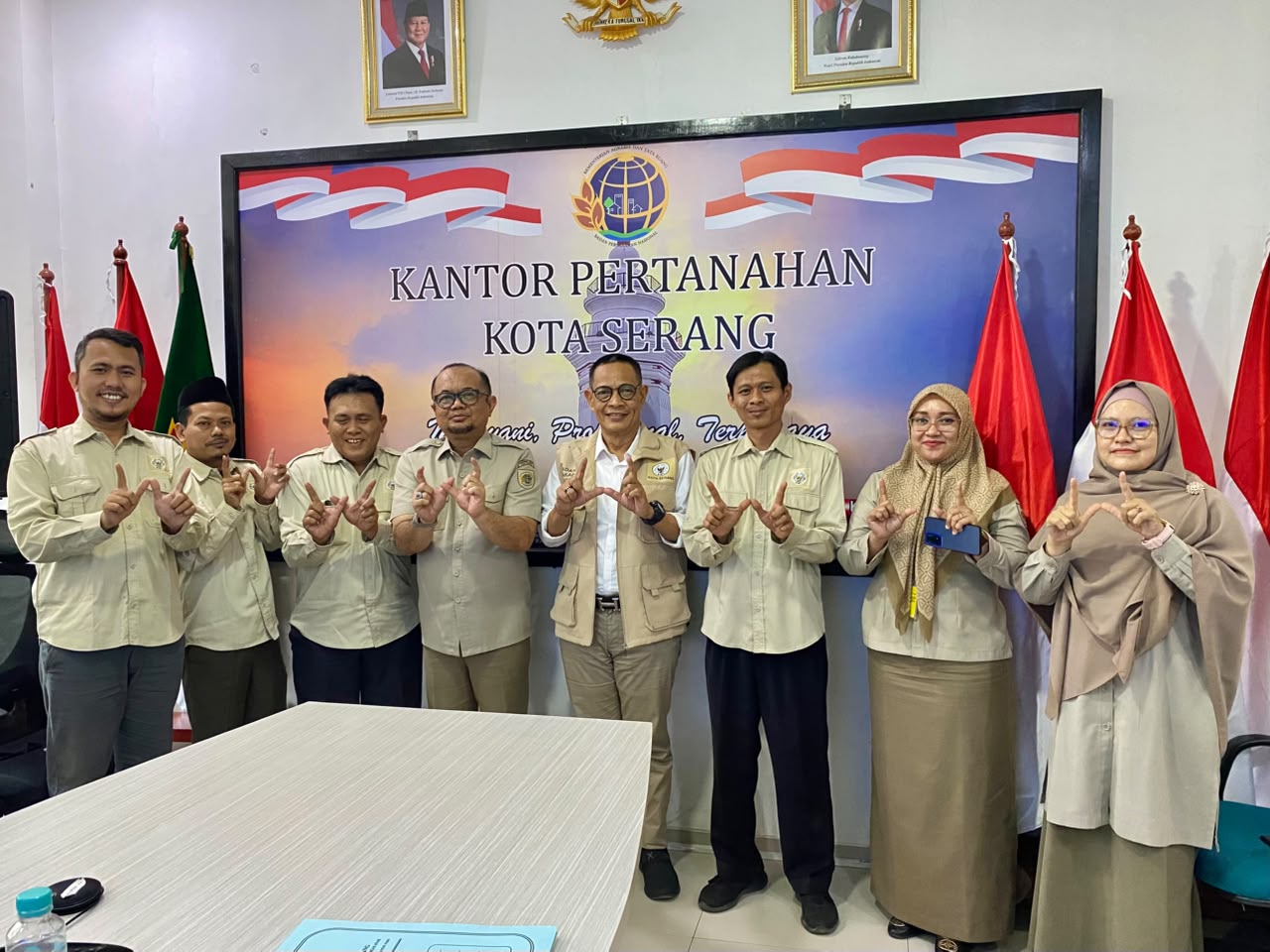 Ketua BWI Kota Serang H. Dada Fatoni bersama Kepala Kantor Pertanahan Kota Serang Osman Affan saat melakukan audiensi untuk mempercepat sertifikasi tanah wakaf dan memperkuat kepastian hukum aset wakaf di Kota Serang.