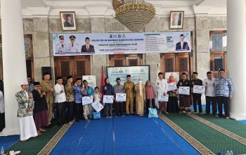 Bupati Serang Ratu Rachmatuzakiyah bersama Baznas Kabupaten Serang secara simbolis melepas bantuan air bersih bagi masyarakat terdampak kekeringan saat peringatan Milad ke-26 Baznas di Pendopo Bupati Serang, Selasa, 15 September 2026