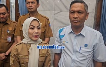 Bupati Serang Ratu Rachmatuzakiyah bersama jajaran PT PLN UP3 Banten Utara saat membahas percepatan program elektrifikasi Pulau Tunda di Pendopo Bupati Serang, Selasa (22/9/2026).