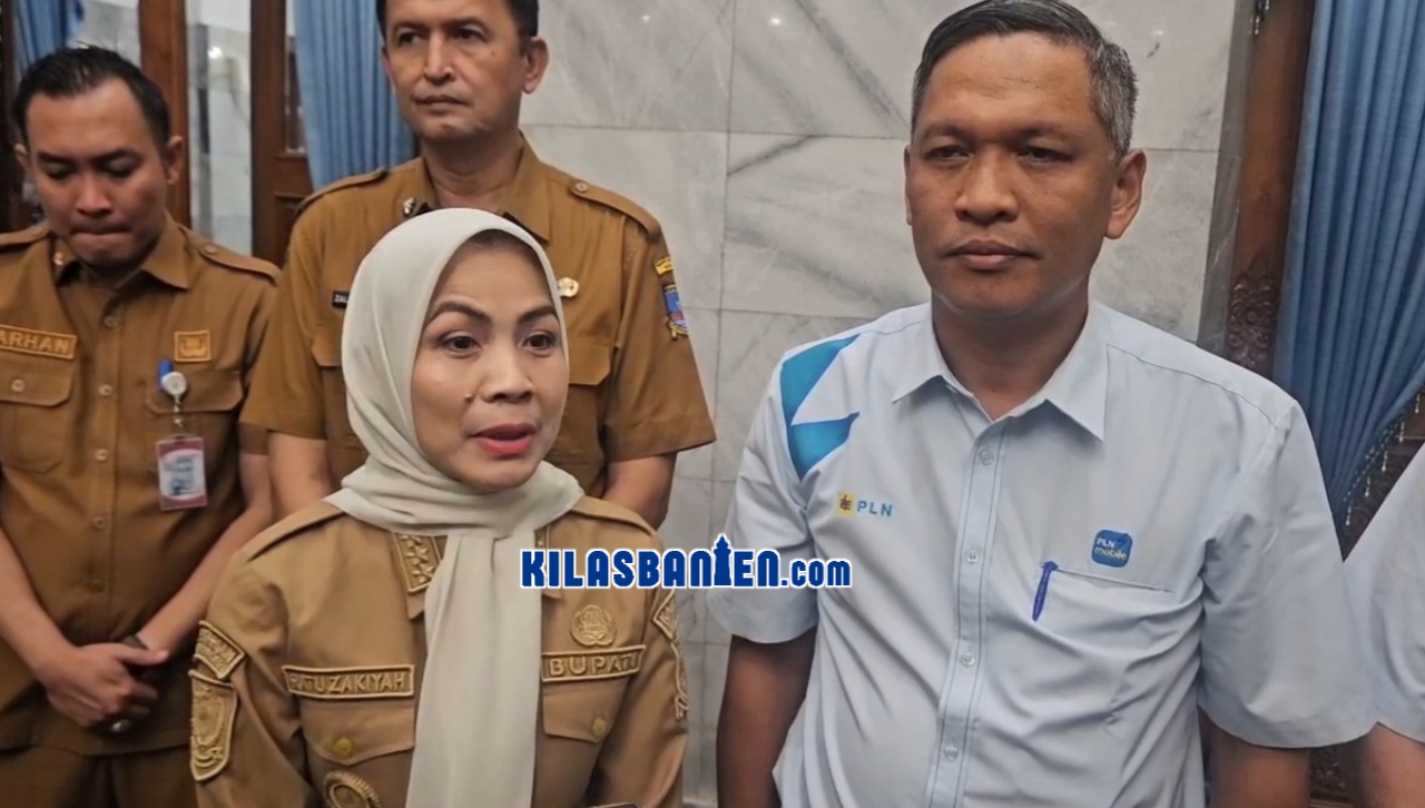 Bupati Serang Ratu Rachmatuzakiyah bersama jajaran PT PLN UP3 Banten Utara saat membahas percepatan program elektrifikasi Pulau Tunda di Pendopo Bupati Serang, Selasa (22/9/2026).