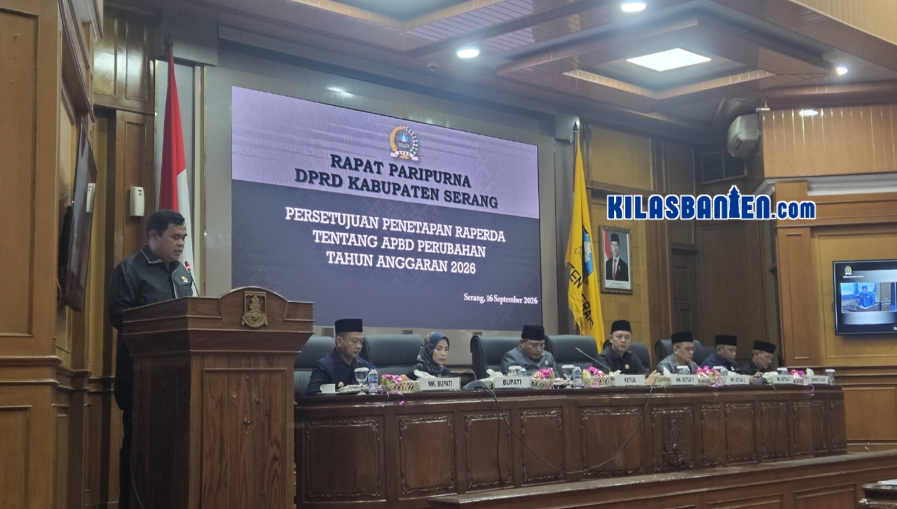Juru Bicara Badan Anggaran (Banggar) DPRD Kabupaten Serang, Joko Santoso bersama pimpinan Pemerintah Kabupaten Serang saat rapat paripurna persetujuan APBD Perubahan Tahun Anggaran 2026, pada Rabu, 16 September 2026