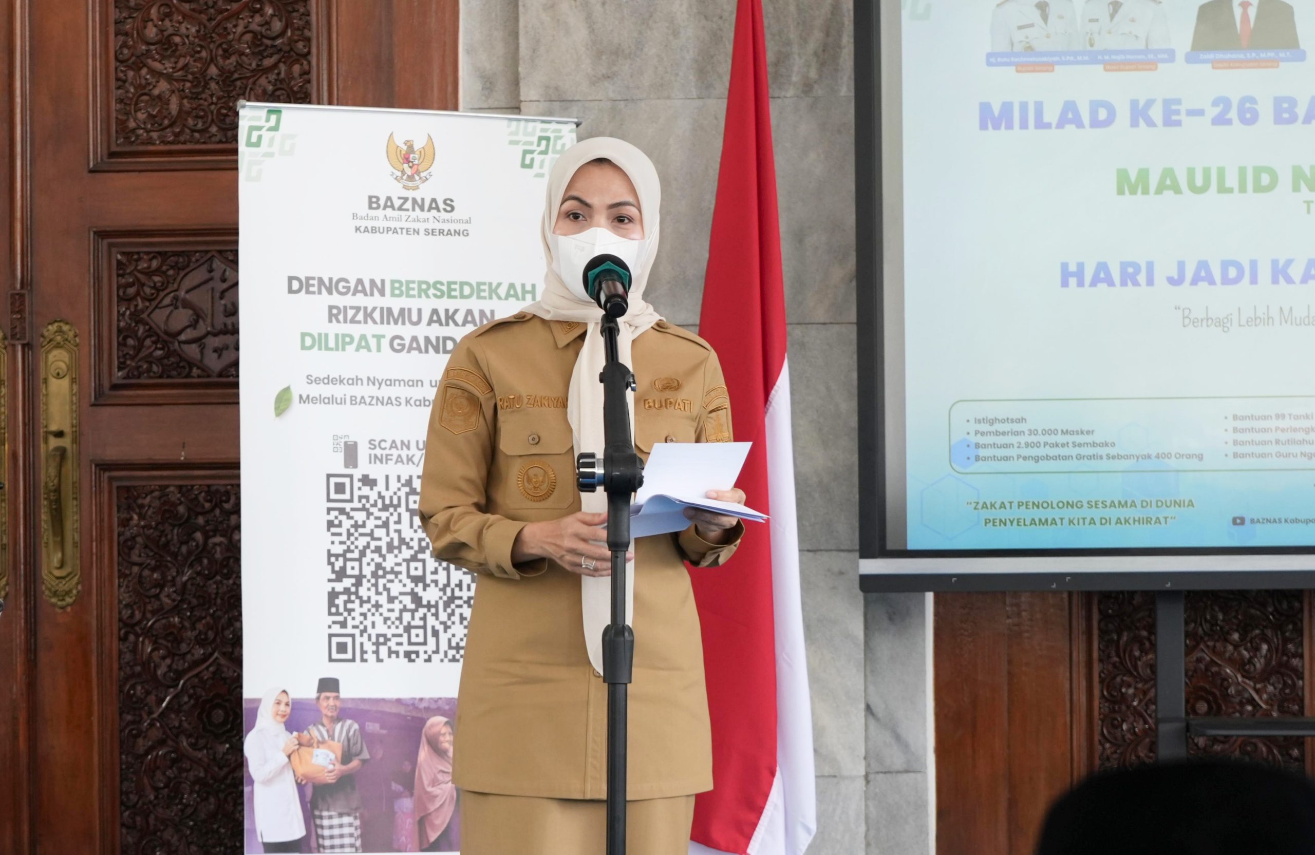 Bupati Serang Ratu Rachmatuzakiyah menghadiri Milad ke-26 Baznas Kabupaten Serang di Pendopo Bupati Serang, Selasa (15/9/2026), sekaligus menyerahkan berbagai bantuan sosial kepada masyarakat terdampak kekeringan dan erupsi Gunung Anak Krakatau.