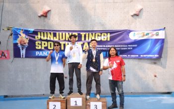 Dua atlet panjat dinding UIN SMH Banten menunjukkan kemampuan terbaik saat berlaga pada nomor Lead Putra dan Lead Putri dalam ajang POMPROV VIII Banten di arena panjat dinding Universitas Sultan Ageng Tirtayasa.