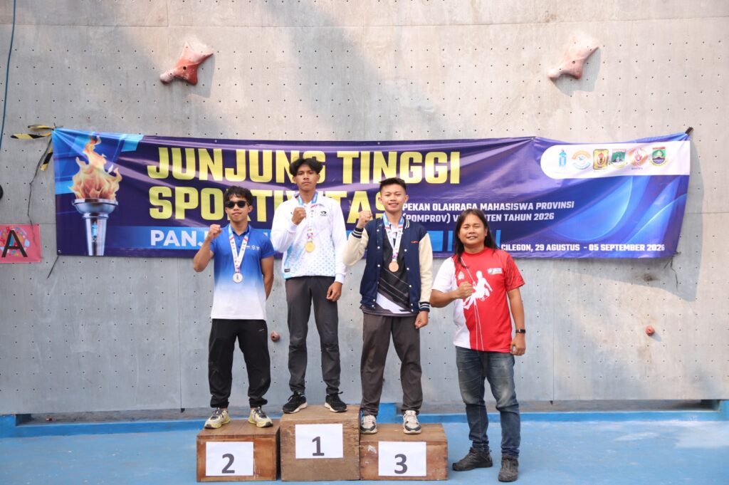 Dua atlet panjat dinding UIN SMH Banten menunjukkan kemampuan terbaik saat berlaga pada nomor Lead Putra dan Lead Putri dalam ajang POMPROV VIII Banten di arena panjat dinding Universitas Sultan Ageng Tirtayasa.