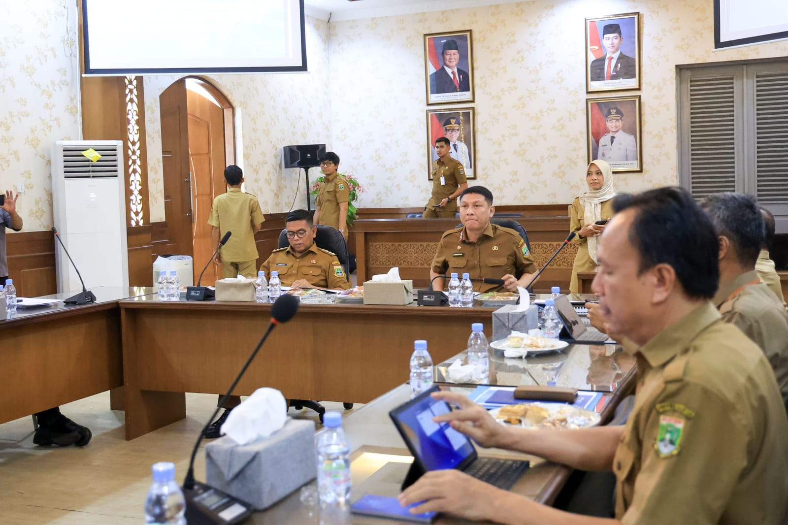 Gubernur Banten Andra Soni bersama jajaran Forum CSR Banten saat rapat koordinasi membahas penguatan kolaborasi dunia usaha dalam mendukung percepatan pembangunan daerah melalui program tanggung jawab sosial perusahaan, Selasa, 1 September 2026.