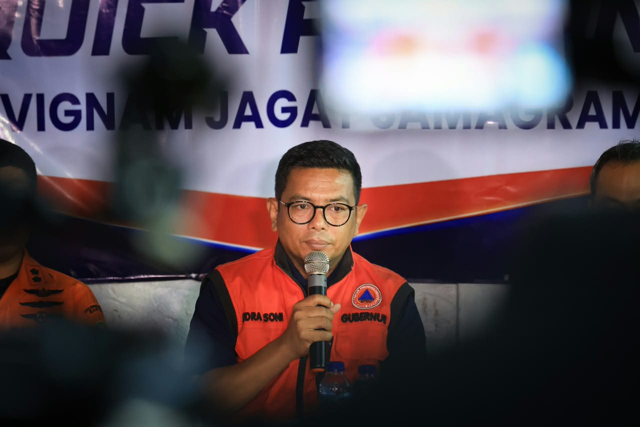 Gubernur Banten Andra Soni mengunjungi Posko SAR di Carita, Kabupaten Pandeglang, untuk memantau langsung operasi pencarian speedboat yang hilang di Selat Sunda dan memberikan dukungan kepada keluarga korban.