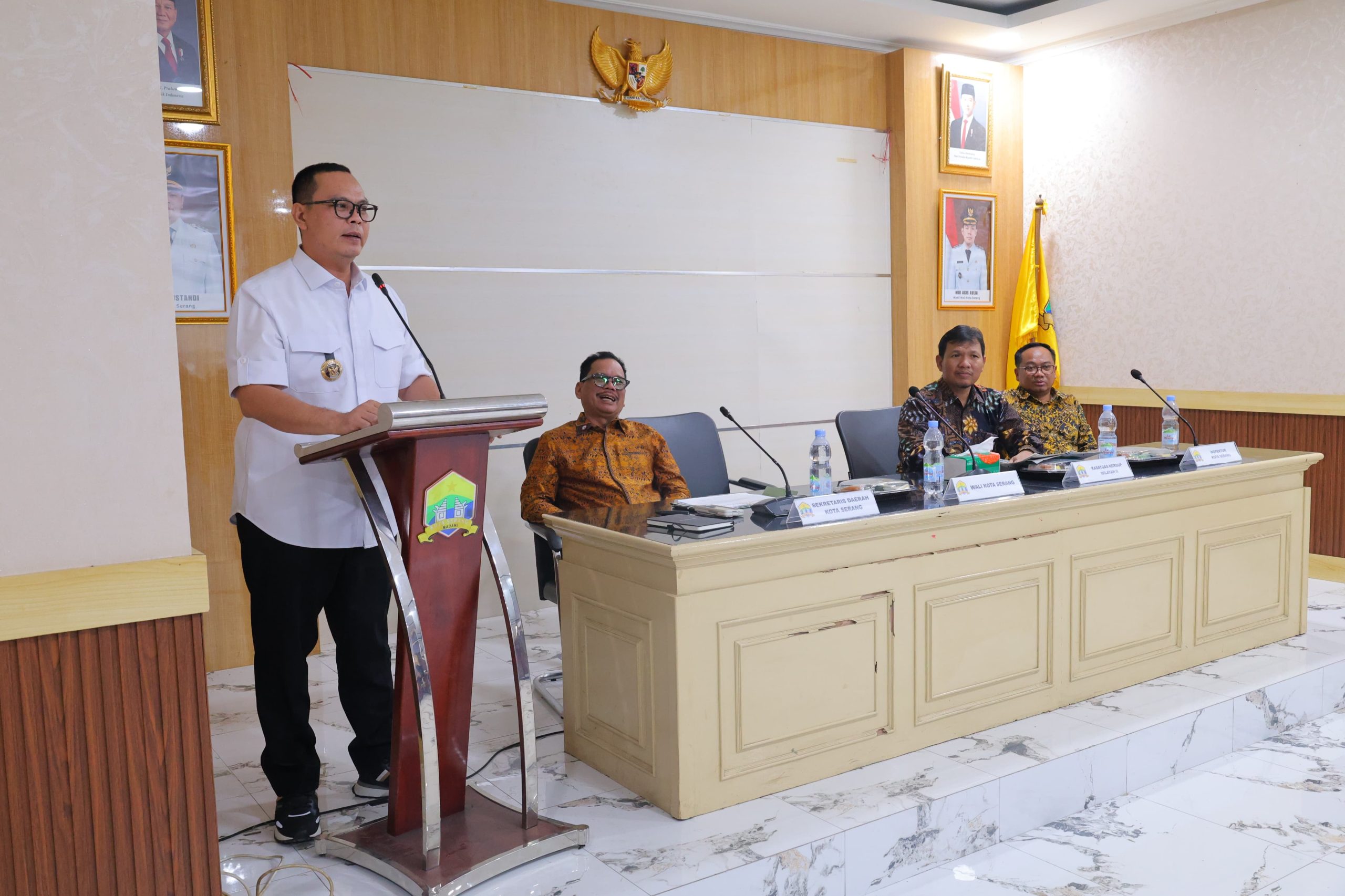 Wali Kota Serang Budi Rustandi dalam rapat koordinasi pengawasan program bersama KPK RI di Setda Kota Serang.