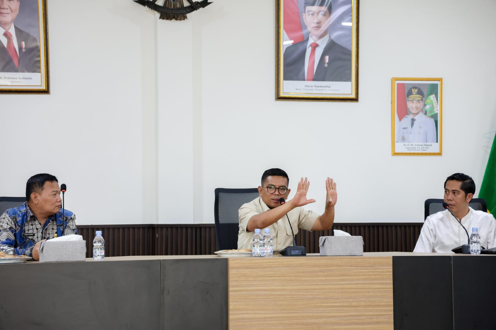 Gubernur Banten Andra Soni saat menerima audiensi KPJB Ciledug terkait rencana Pesta Rakyat Ciledug 2026.