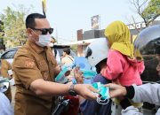 Cegah Abu Vulkanik Masuk Paru-paru, Budi Rustandi Bagikan Masker ke Masyarakat
