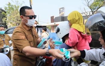 Cegah Abu Vulkanik Masuk Paru-paru, Budi Rustandi Bagikan Masker ke Masyarakat