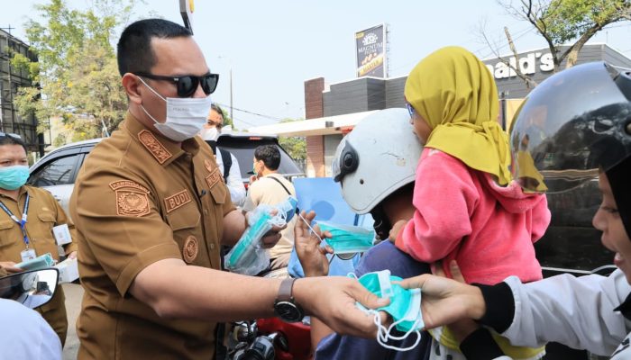Cegah Abu Vulkanik Masuk Paru-paru, Budi Rustandi Bagikan Masker ke Masyarakat