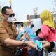 Wali Kota Serang Budi Rustandi membagikan masker kepada masyarakat di tengah erupsi Gunung Anak Krakatau di Ciceri.