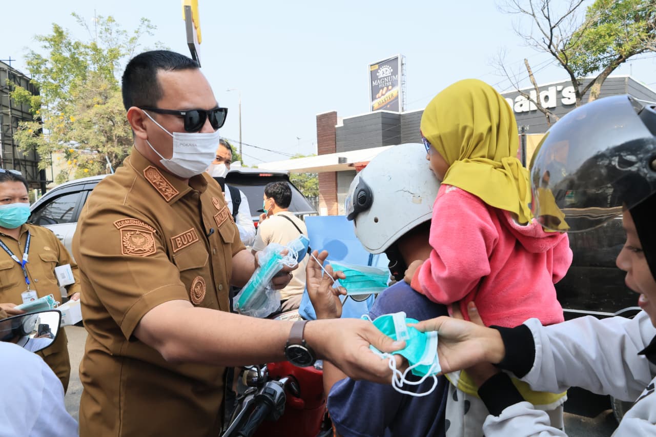 Wali Kota Serang Budi Rustandi membagikan masker kepada masyarakat di tengah erupsi Gunung Anak Krakatau di Ciceri.