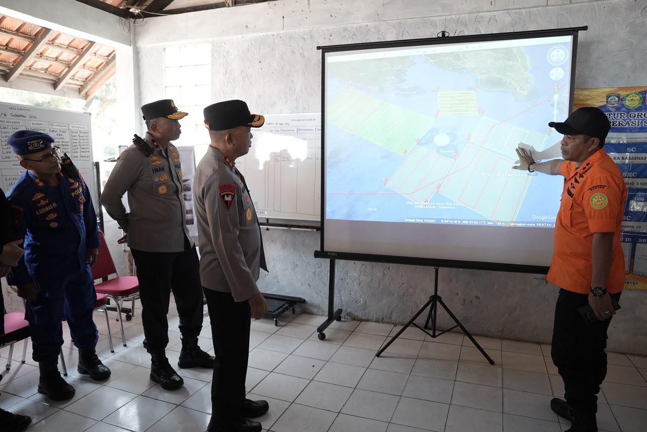 Kapolda Banten memberikan keterangan terkait pendirian posko antemortem dan proses pencarian jurnalis yang hilang kontak di perairan Selat Sunda.