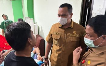 Wali Kota Serang Budi Rustandi saat menjenguk pasien di RSDP guna memastikan penanganan medis optimal bagi korban perselisihan laga final sepak bola.