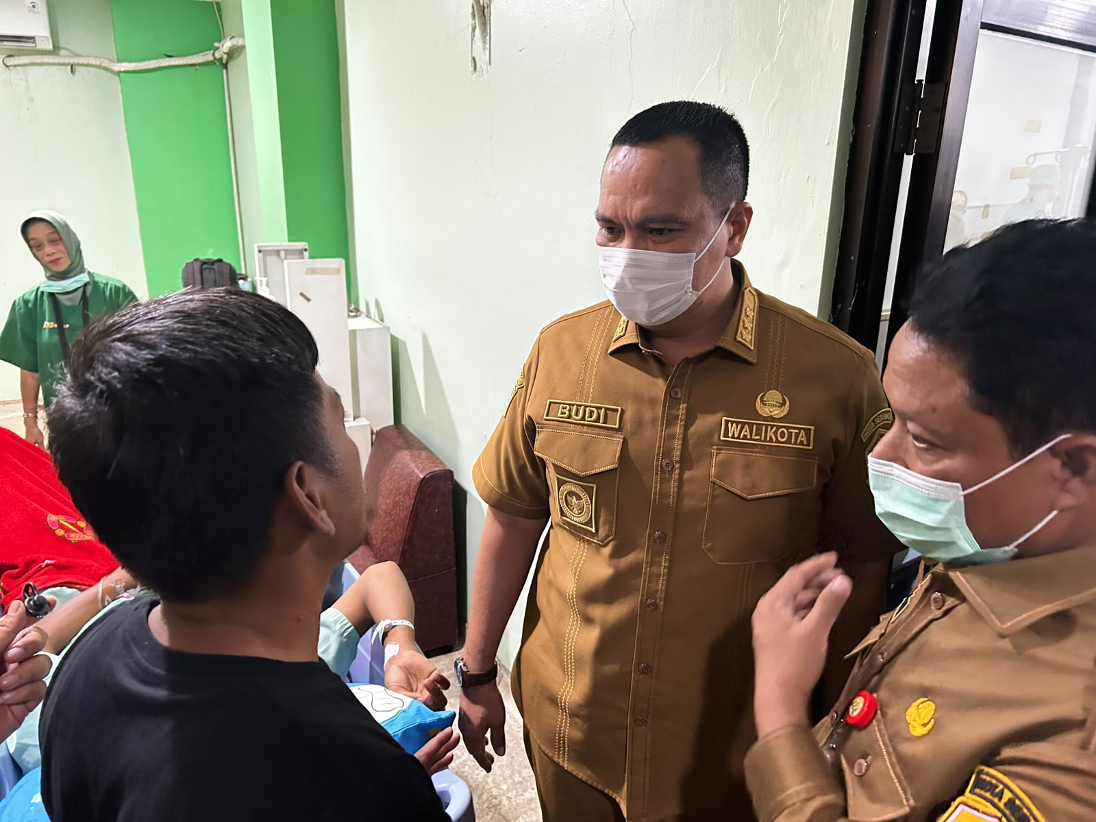 Wali Kota Serang Budi Rustandi saat menjenguk pasien di RSDP guna memastikan penanganan medis optimal bagi korban perselisihan laga final sepak bola.