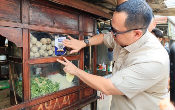 Wali Kota Serang memaparkan komitmen Pemkot Serang dalam merealisasikan program beasiswa pendidikan dan seragam gratis bagi warganya.