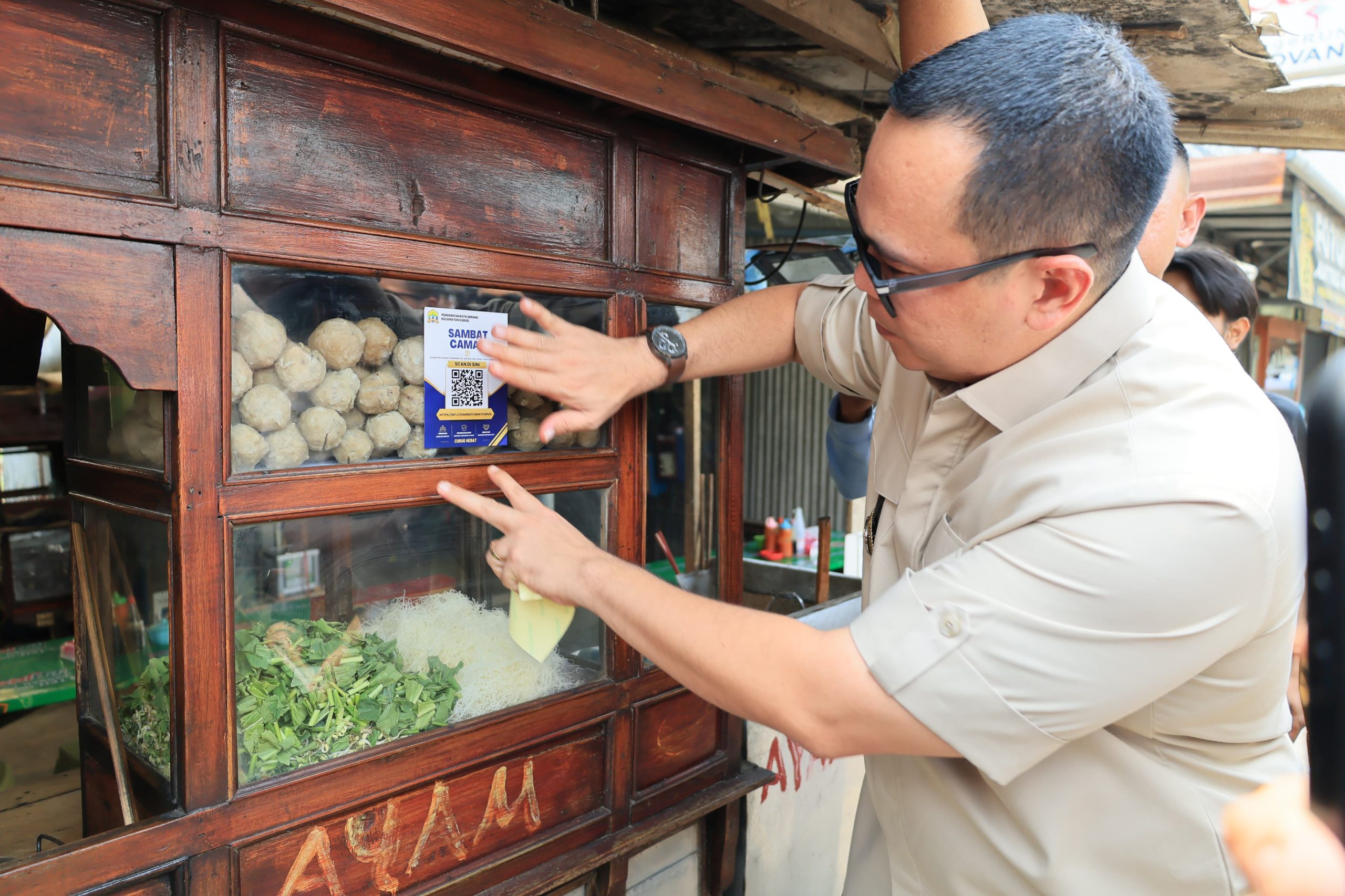 Wali Kota Serang memaparkan komitmen Pemkot Serang dalam merealisasikan program beasiswa pendidikan dan seragam gratis bagi warganya.