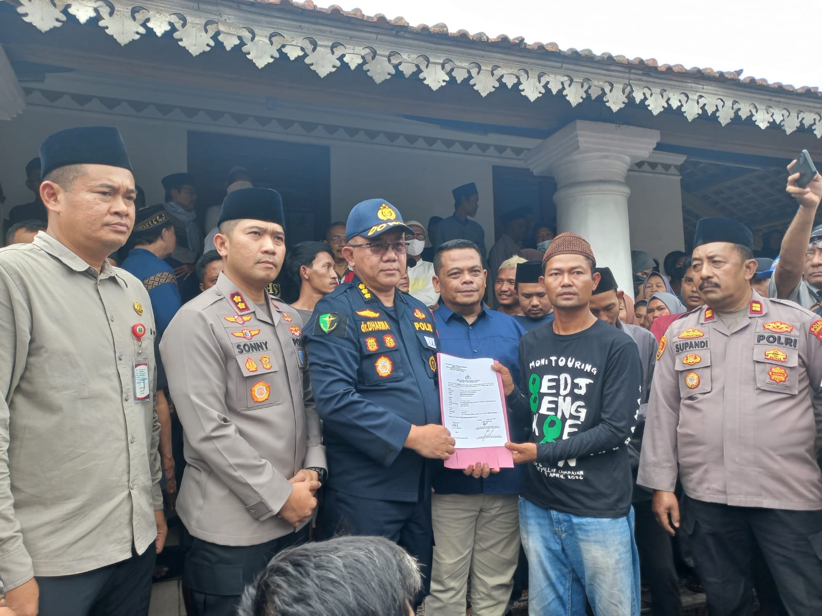 Jajaran Polda Banten saat mendampingi prosesi pemulangan dan pemakaman jenazah korban Kapal Aruphadatu 1 di Kecamatan Carita, Kabupaten Pandeglang.