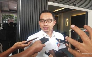 Kepala DLH Kota Serang Farach Richi menjelaskan penurunan PM2.5 dan arah sebaran abu Gunung Anak Krakatau.