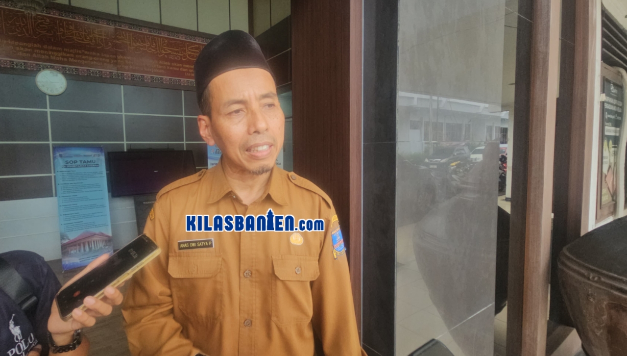Kepala Dinas Kepemudaan, Olahraga, dan Pariwisata (Disporapar) Kabupaten Serang, Anas Dwi Satya Prasadya, mengatakan Wisatawan menikmati suasana Pantai Anyer, Kabupaten Serang. Penurunan status Gunung Anak Krakatau menjadi Level II diharapkan mampu memulihkan kunjungan wisata dan tingkat hunian hotel di kawasan Anyer-Cinangka.
