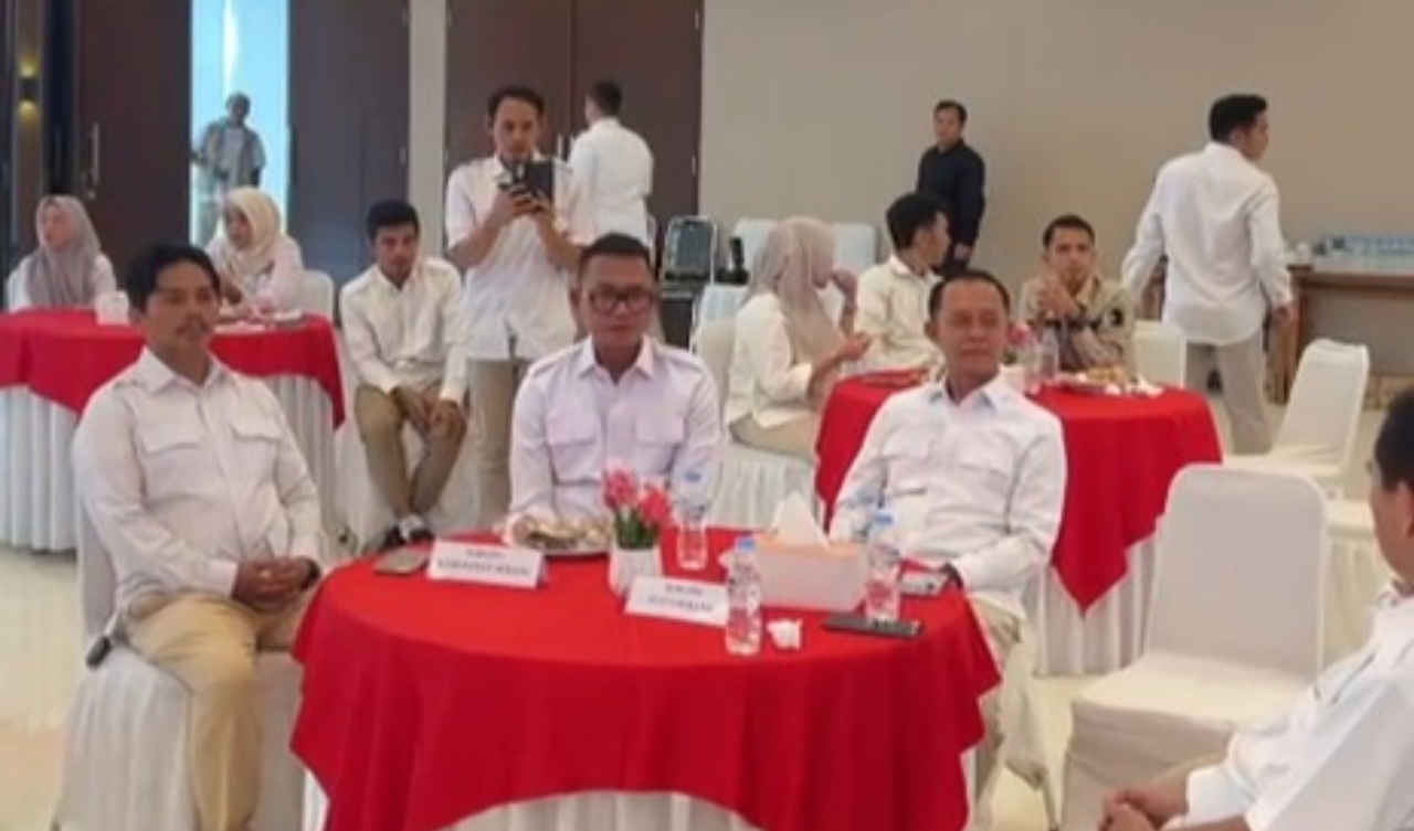 Ketua DPC Partai Gerindra Kabupaten Serang Ahmad Muhibbin menerima mandat kepemimpinan usai penyerahan Surat Keputusan kepengurusan baru oleh Ketua DPD Partai Gerindra Banten, Andra Soni, di Graha Mahesa, Jumat, 18 September 2026.