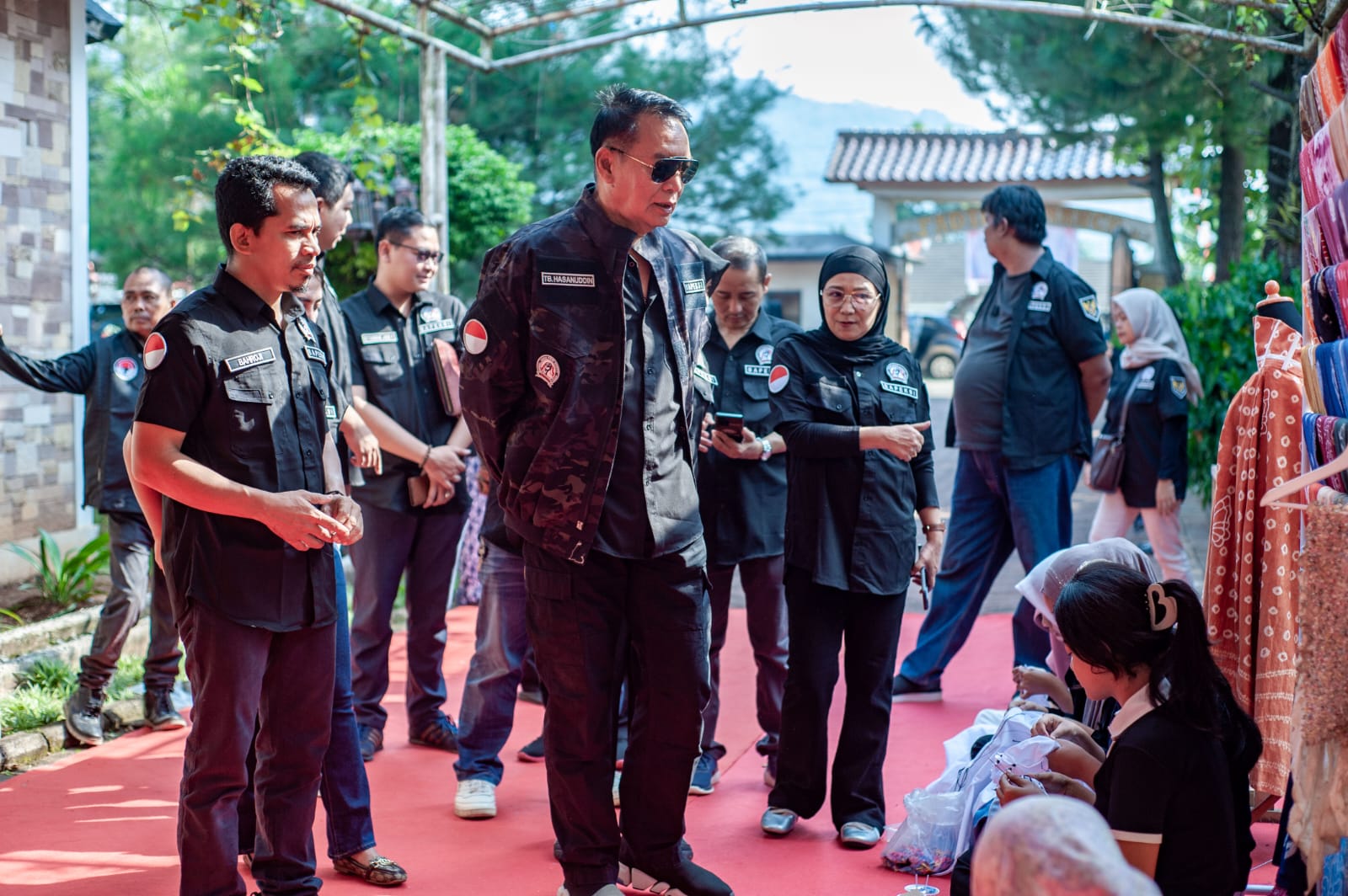 Ketua Umum DPP BAPEKSI Mayjen TNI (Purn.) Tb. Hasanuddin bersama jajaran pengurus saat peringatan HUT ke-2 BAPEKSI di Villa Farida Ranch, Ciampea, Kabupaten Bogor, sekaligus meluncurkan Satgas Tanggap Bencana sebagai penguatan aksi sosial organisasi.