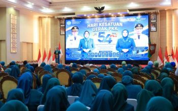 Wakil Ketua TP PKK Kota Tangerang bersama kader PKK memperlihatkan penghargaan yang diraih pada Puncak HKG PKK ke-54 Provinsi Banten 2026. Prestasi tersebut menjadi bekal menuju penilaian tingkat nasional.