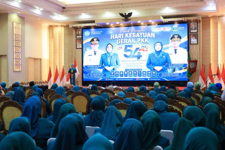 Wakil Ketua TP PKK Kota Tangerang bersama kader PKK memperlihatkan penghargaan yang diraih pada Puncak HKG PKK ke-54 Provinsi Banten 2026. Prestasi tersebut menjadi bekal menuju penilaian tingkat nasional.