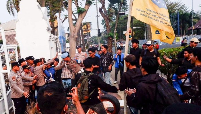 Aksi Refleksi 500 Tahun Kabupaten Serang, Sempat Ricuh di Depan DPRD, PMII Bawa 12 Tuntutan untuk Pemerintah