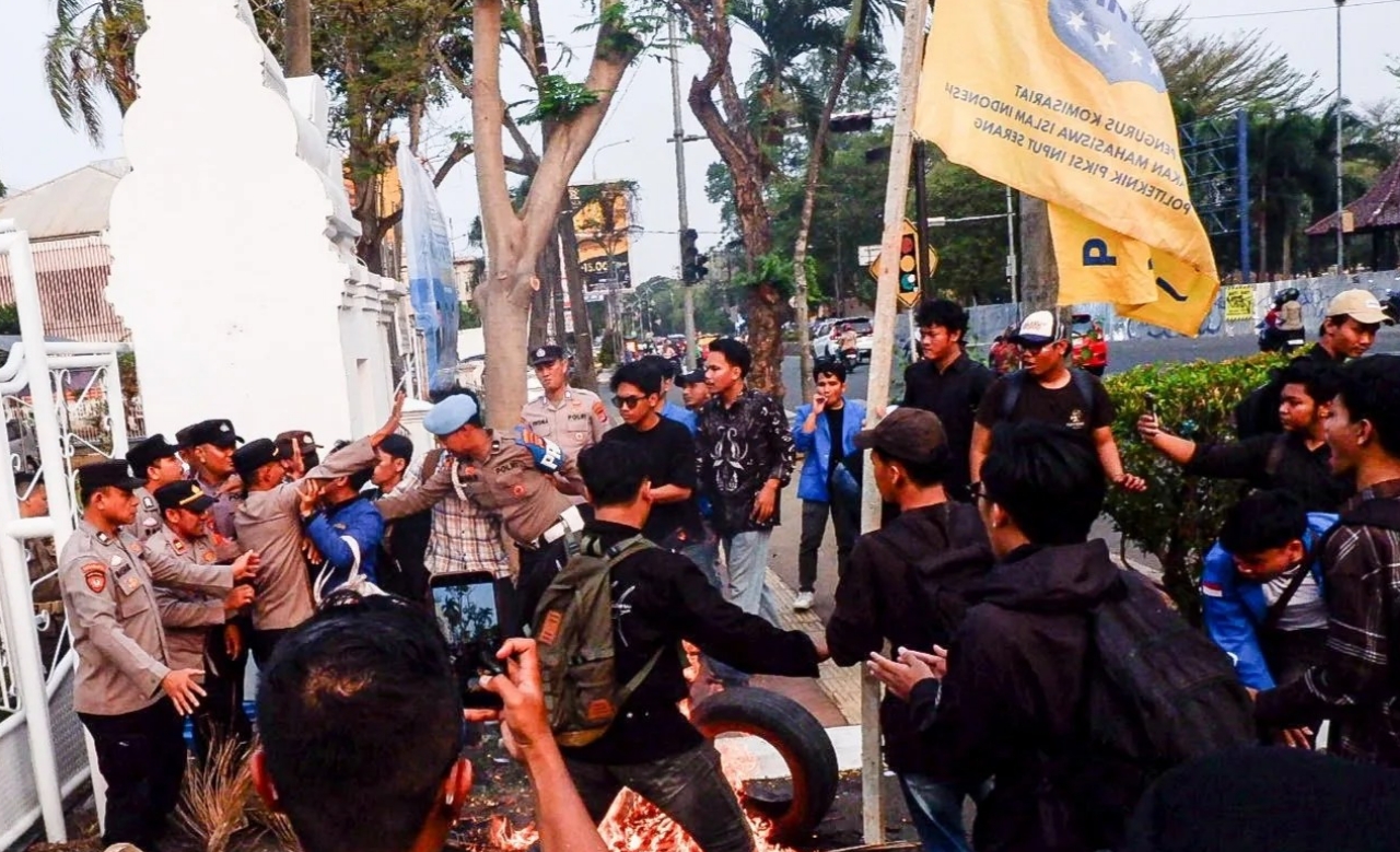 Massa PMII Kabupaten Serang menggelar aksi refleksi Hari Jadi Kabupaten Serang ke-500 di depan Kantor DPRD Kabupaten Serang. Demonstrasi sempat diwarnai aksi saling dorong sebelum situasi kembali kondusif, Kamis (24/9/2026).