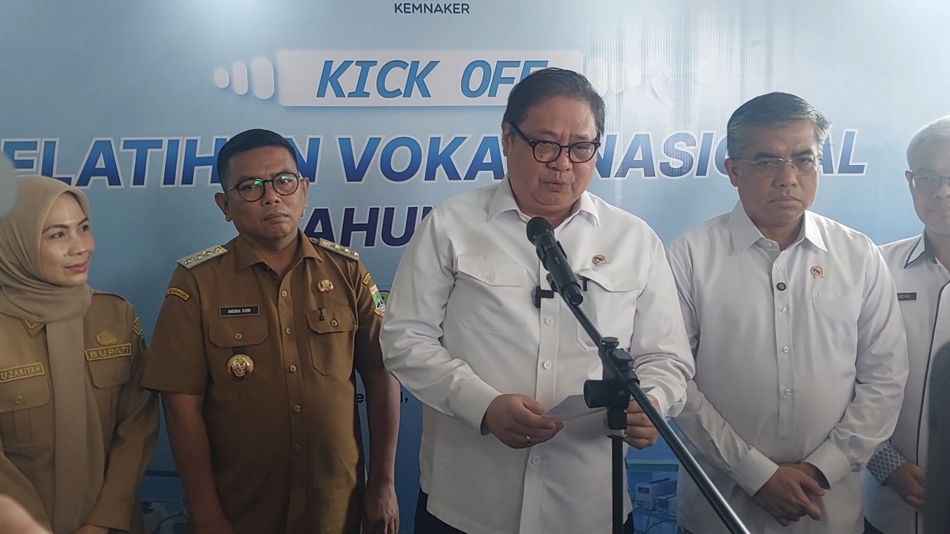 Menteri Koordinator Bidang Perekonomian Airlangga Hartarto didampingi Menteri Ketenagakerjaan Yassierli meninjau pelatihan peserta usai membuka Kick Off Pelatihan Vokasi Nasional 2026 di BBPVP Serang, Banten, Selasa, 1 September 2026