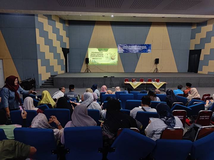 Pelaku usaha restoran, kafe, rumah makan, dan akomodasi mengikuti Pembinaan Jasa Usaha Pariwisata yang digelar Disbudpar Kota Tangerang guna meningkatkan kualitas pelayanan, pemenuhan sertifikasi, serta daya saing sektor pariwisata.