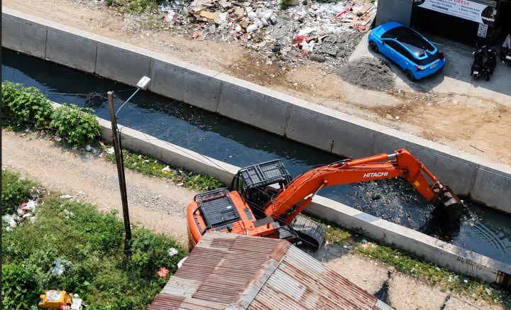 Alat berat melakukan pengerukan sedimentasi di Kali Cantiga, Kecamatan Karang Tengah, Kota Tangerang, sebagai bagian dari program normalisasi sungai untuk mengurangi risiko banjir menjelang musim penghujan.