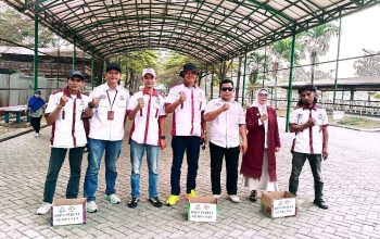 Pengurus KSPN Nikomas Gemilang bersama karyawan PT Nikomas Gemilang saat menggelar aksi penggalangan dana untuk membantu korban gempa bumi di Flores, Nusa Tenggara Timur