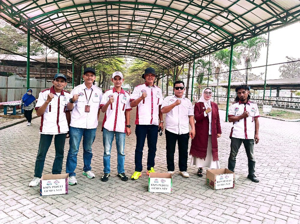 Pengurus KSPN Nikomas Gemilang bersama karyawan PT Nikomas Gemilang saat menggelar aksi penggalangan dana untuk membantu korban gempa bumi di Flores, Nusa Tenggara Timur
