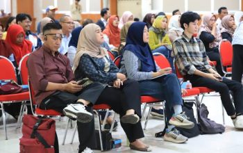 Peserta memanfaatkan teknologi digital saat mengikuti Lomba Kelompok Informasi Masyarakat (KIM) 2026 yang digelar Pemerintah Kota Tangerang untuk mendorong kreativitas, promosi UMKM, dan pemanfaatan kecerdasan buatan (AI).