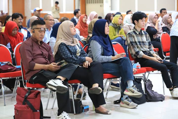 Peserta memanfaatkan teknologi digital saat mengikuti Lomba Kelompok Informasi Masyarakat (KIM) 2026 yang digelar Pemerintah Kota Tangerang untuk mendorong kreativitas, promosi UMKM, dan pemanfaatan kecerdasan buatan (AI).