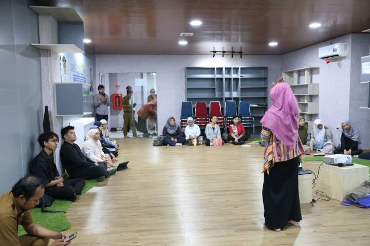 Peserta mengikuti Kelas Literasi Artificial Intelligence (AI) gratis yang digelar DPAD Kota Tangerang. Program ini menjadi bagian dari upaya meningkatkan literasi digital dan kreativitas masyarakat di era teknologi.