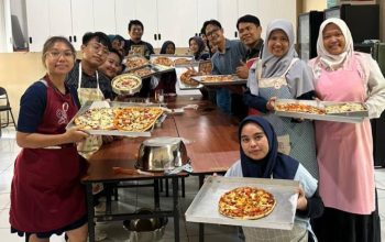 Peserta mengikuti praktik pembuatan roti dalam pelatihan bakery di BLK Kota Tangerang. Program gratis ini menyediakan sertifikat BNSP, uang akomodasi, dan kuota terbatas sebanyak 16 peserta.