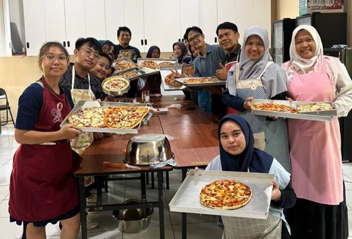 Peserta mengikuti praktik pembuatan roti dalam pelatihan bakery di BLK Kota Tangerang. Program gratis ini menyediakan sertifikat BNSP, uang akomodasi, dan kuota terbatas sebanyak 16 peserta.