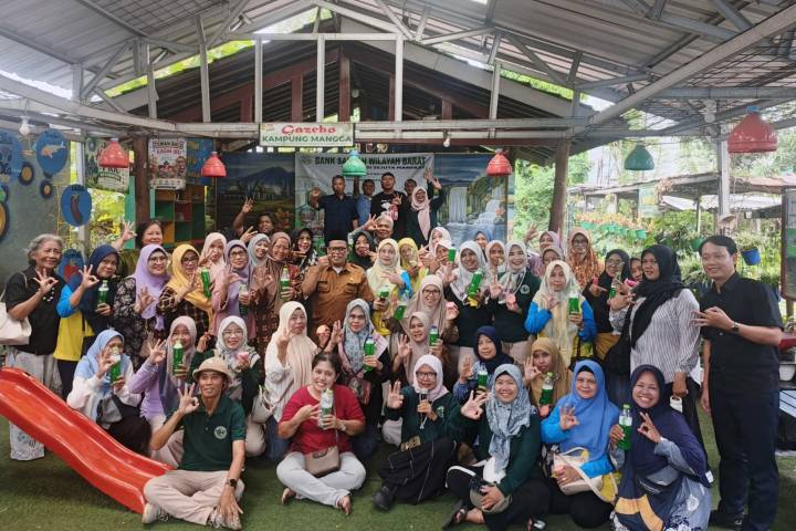 Peserta workshop mempraktikkan proses pembuatan sabun cair berbahan dasar minyak jelantah dalam pelatihan yang digelar Bank Sampah Wilayah Barat Kota Tangerang.