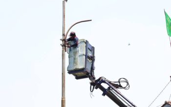Petugas Penerangan Jalan Umum (PJU) Dinas Perhubungan Kota Tangerang memasang tiang lampu baru di Jalan Suryadarma, Kelurahan Selapajang Jaya, Neglasari, setelah tiang sebelumnya roboh dan menyebabkan gangguan penerangan menuju Bandara Soekarno-Hatta.