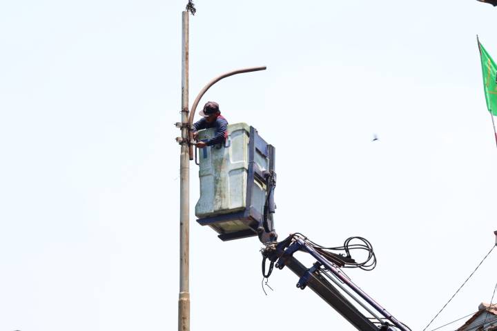 Petugas Penerangan Jalan Umum (PJU) Dinas Perhubungan Kota Tangerang memasang tiang lampu baru di Jalan Suryadarma, Kelurahan Selapajang Jaya, Neglasari, setelah tiang sebelumnya roboh dan menyebabkan gangguan penerangan menuju Bandara Soekarno-Hatta.