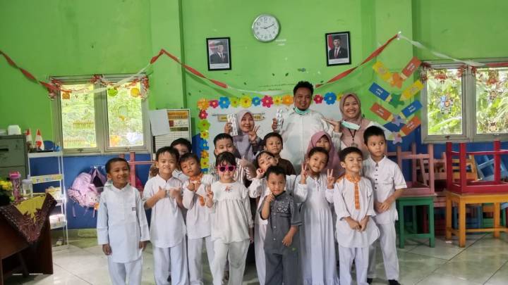 Petugas Puskesmas Kunciran memberikan obat cacing dan edukasi Perilaku Hidup Bersih dan Sehat (PHBS) kepada siswa sekolah dasar di Kota Tangerang sebagai upaya mencegah infeksi cacing dan menjaga tumbuh kembang anak.